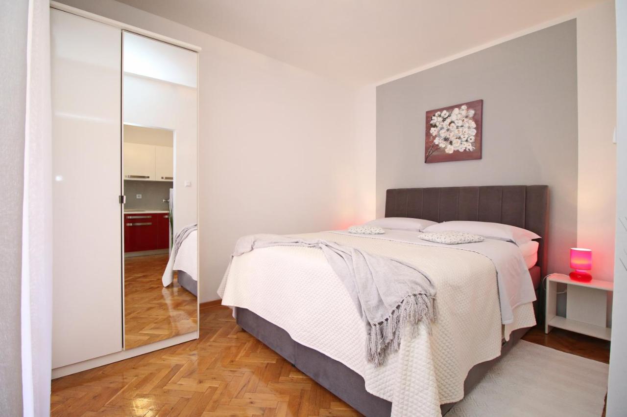 Apartments Mila Ровин Екстериор снимка