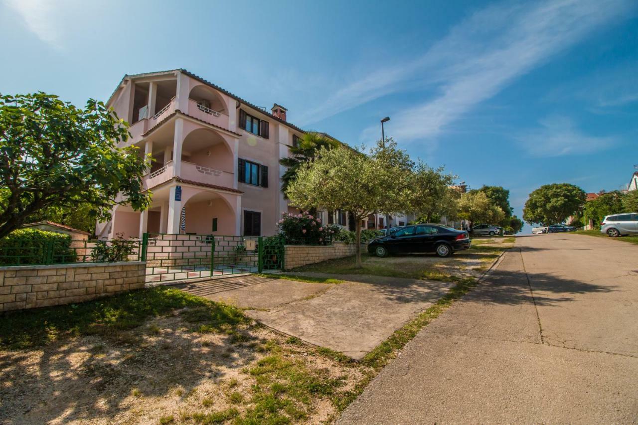 Apartments Mila Ровин Екстериор снимка