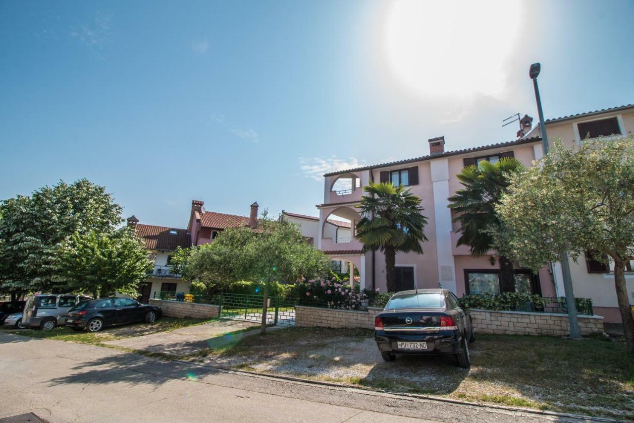 Apartments Mila Ровин Екстериор снимка